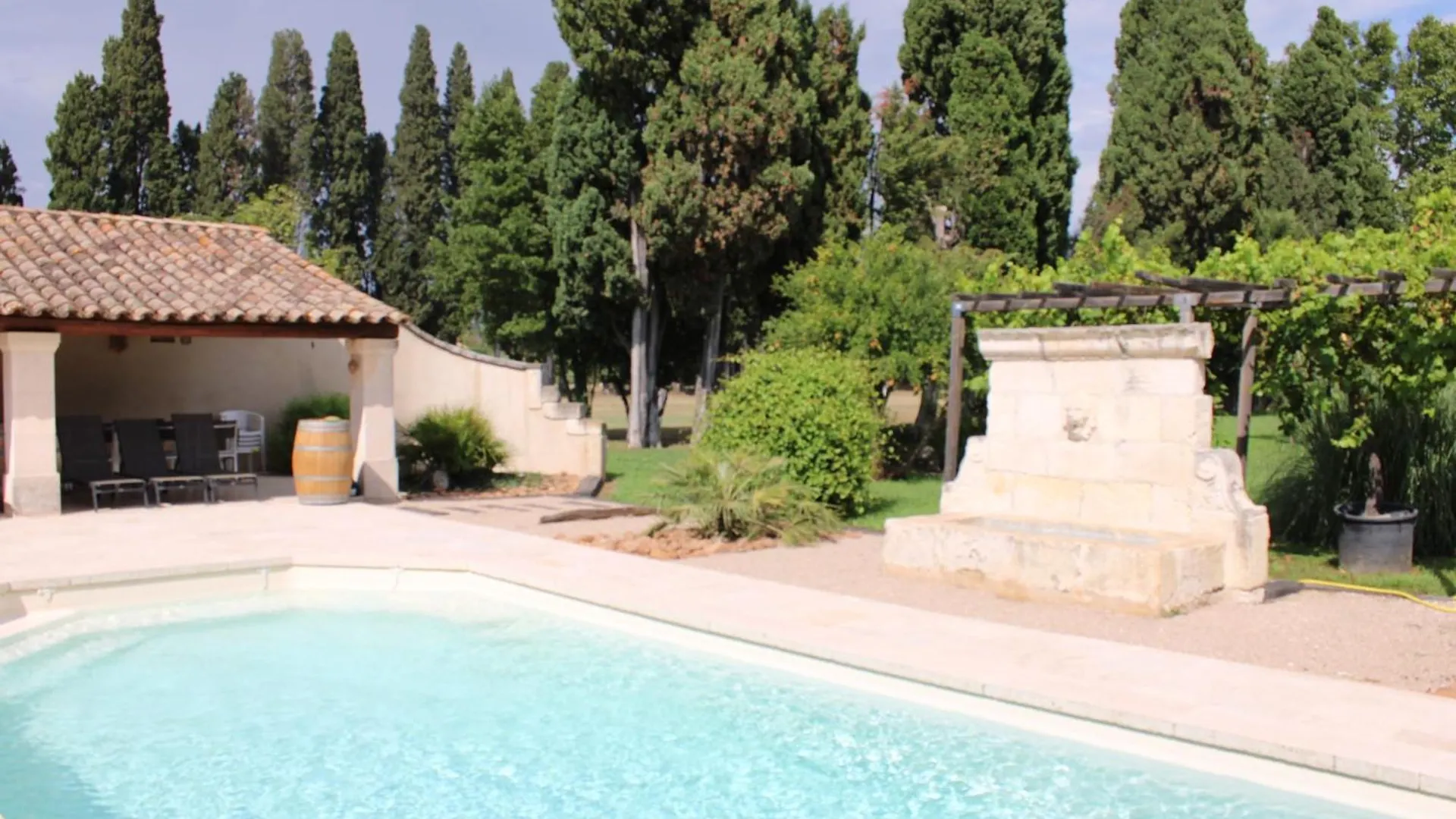 Le Mas Des Fontaines Chateaurenard Bed & Breakfast