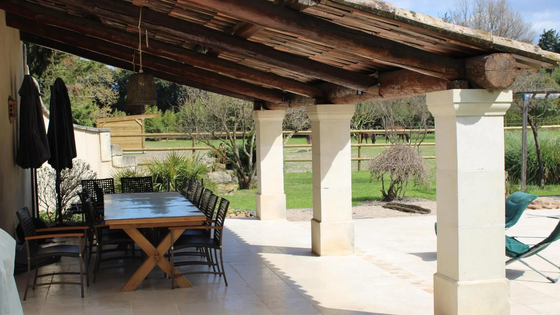 Le Mas Des Fontaines Chateaurenard Bed & Breakfast
