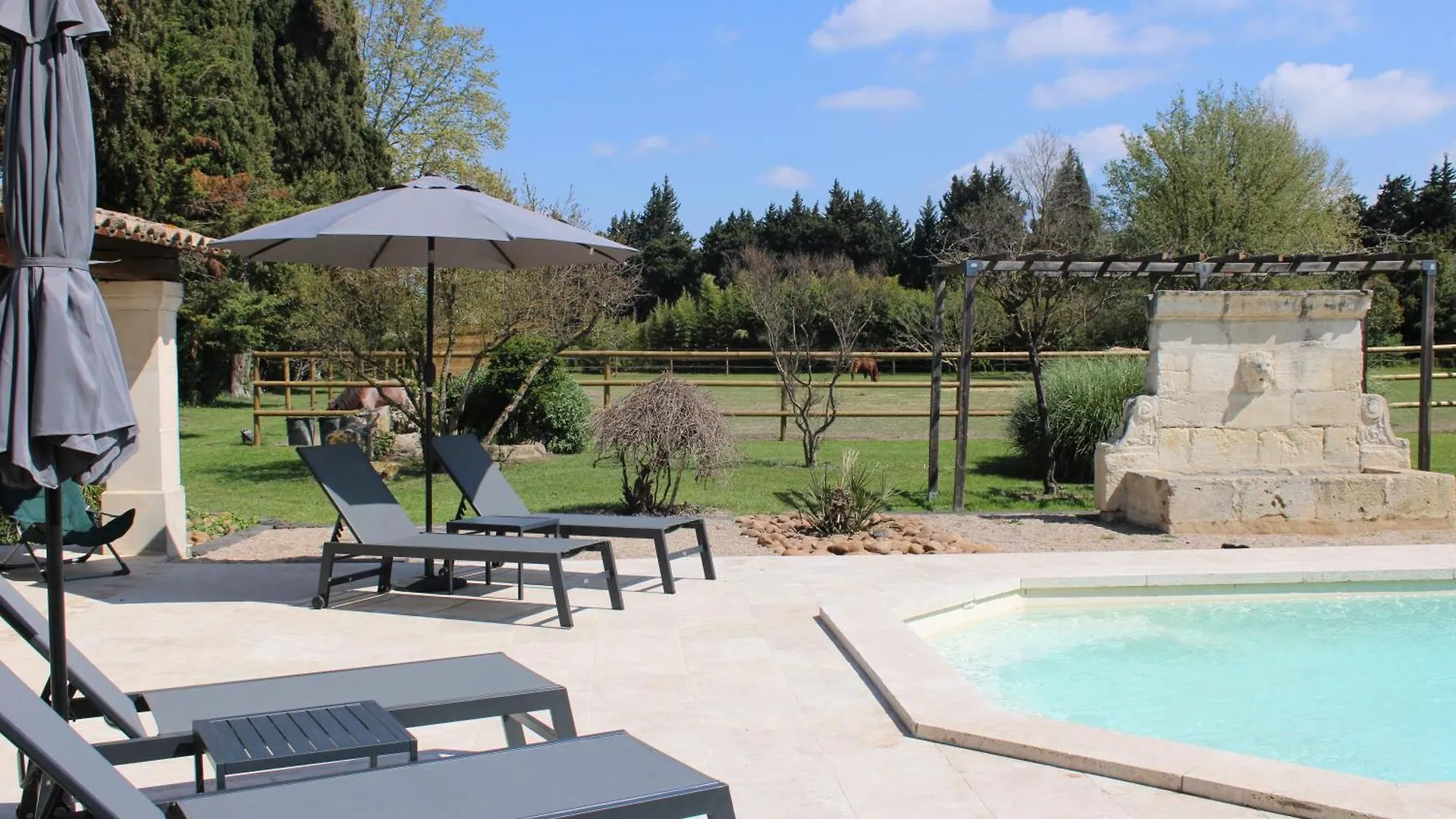 Bed & Breakfast Le Mas Des Fontaines Chateaurenard
